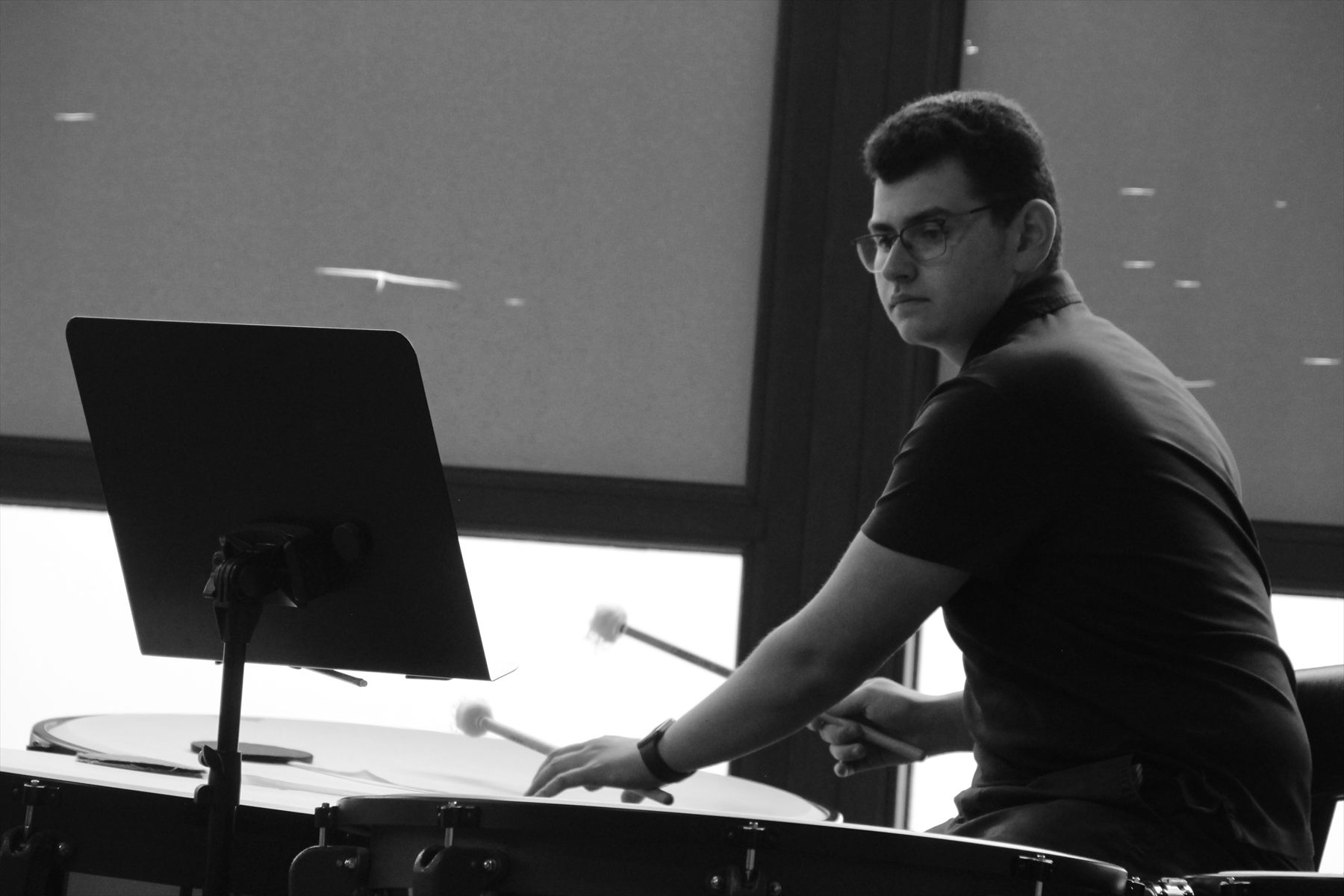 Schwarzweißaufnahme eines Musikers am Instrument