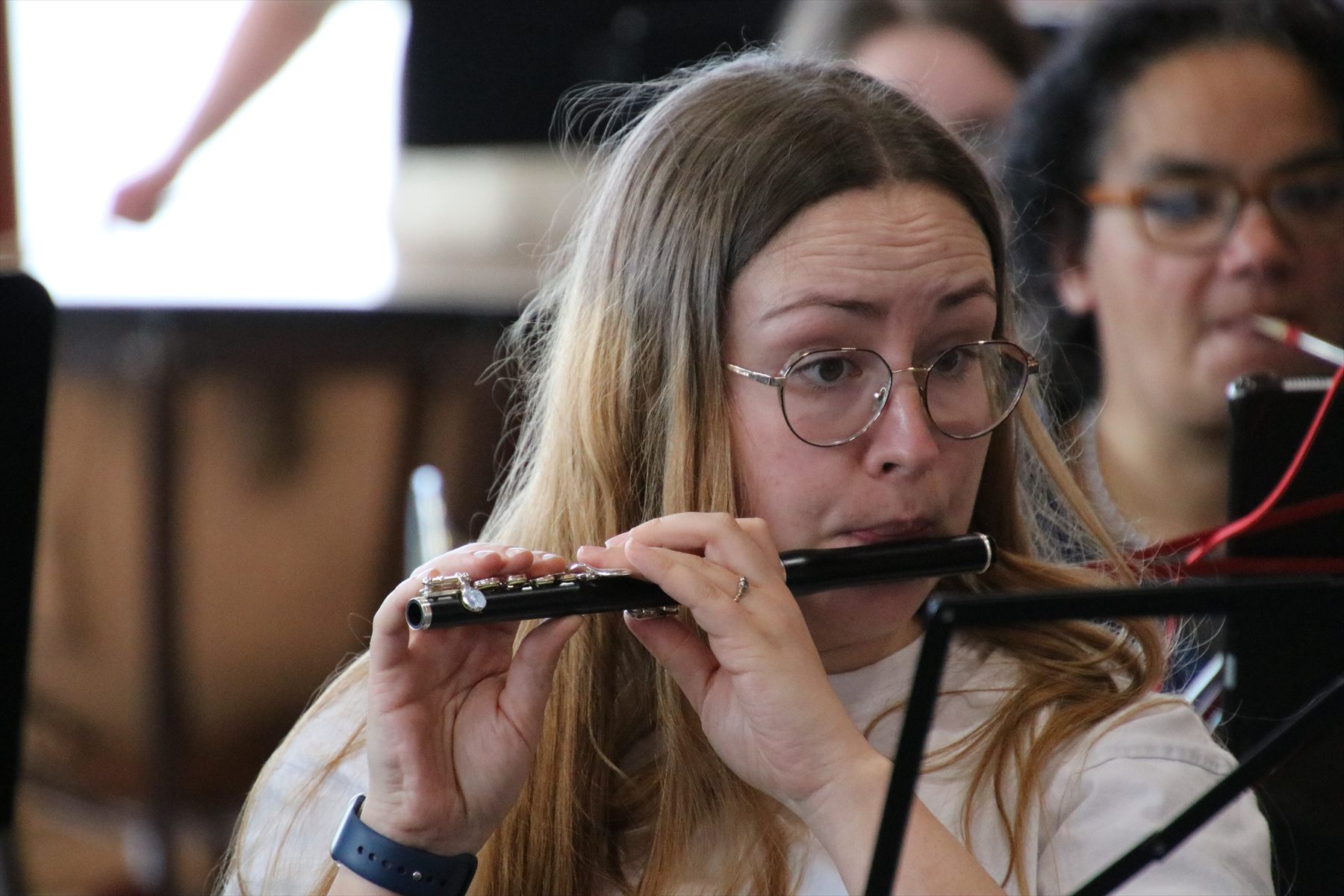 Flötistin während der Orchesterprobe